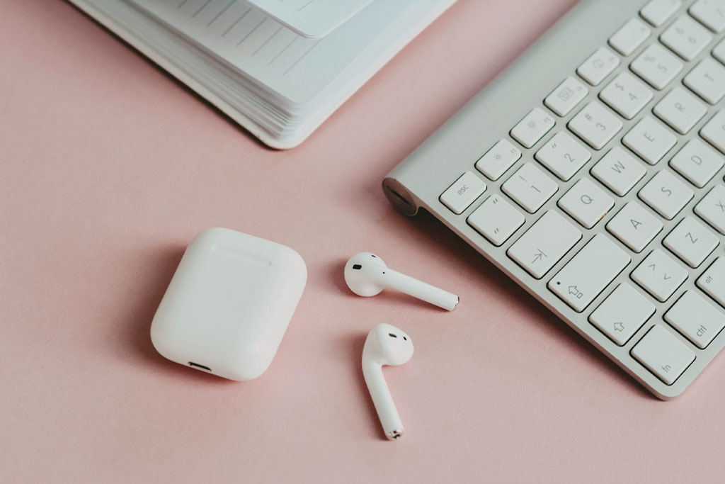 Photo of wireless headphones and keyboard